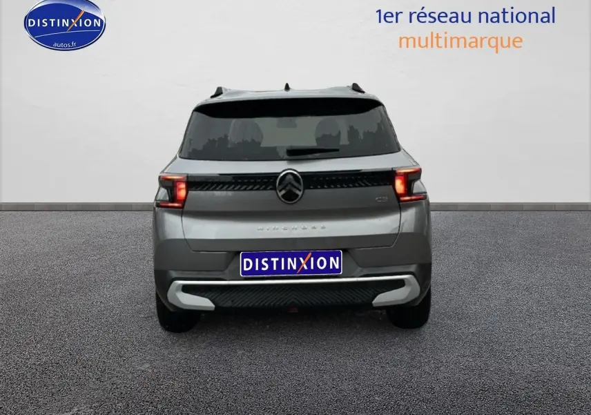 Vue arrière d'un Citroën C3 Aircross gris 2025 avec feux LED allumés et lunette arrière surteintée.