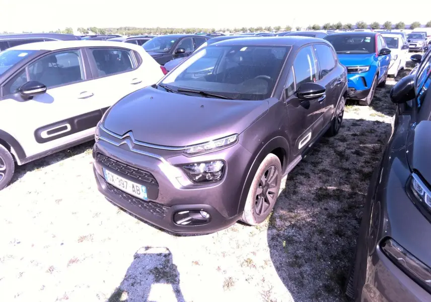 Citroën C3 gris foncé vue 3/4 avant droit, avec Airbump noirs et jantes alliage diamantées.