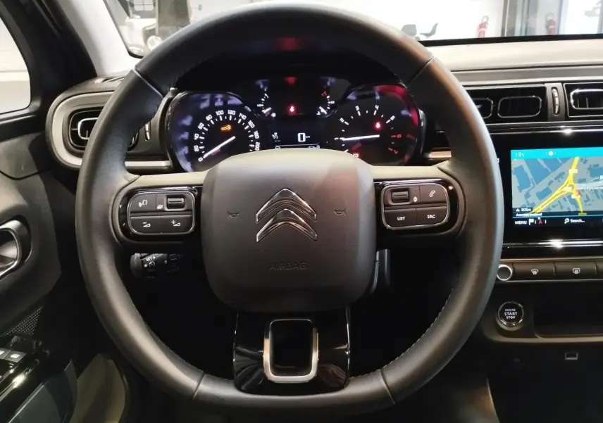 Vue centrée sur le volant noir de la Citroën C3 2024 avec tableau de bord numérique et écran tactile latéral.