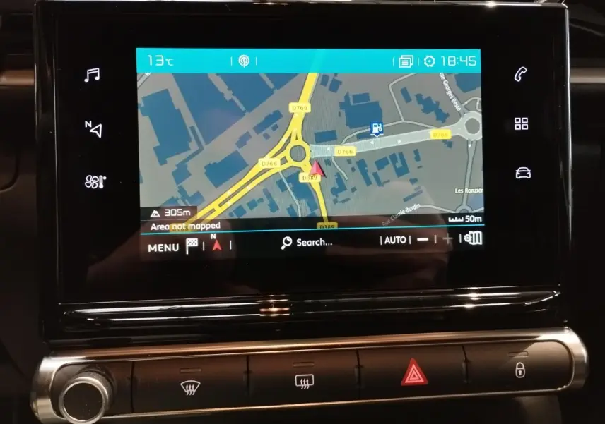 Écran tactile central avec navigation GPS dans l’habitacle d’une Citroën C3 gris foncé 2024.