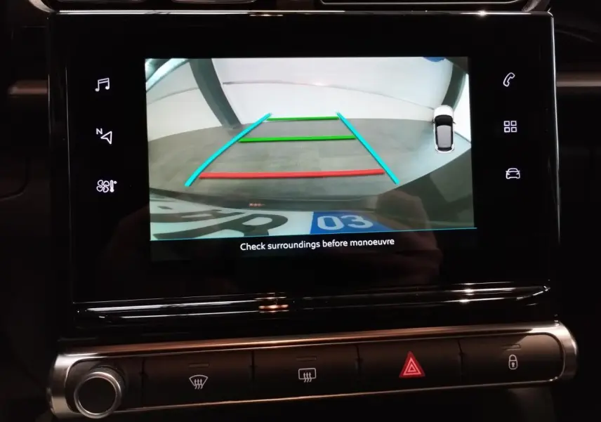 Écran tactile intérieur de la Citroën C3 gris foncé montrant la caméra de recul avec guidage coloré.