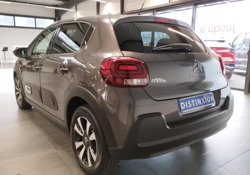 Vue 3/4 arrière droite d'une Citroën C3 gris foncé avec feux arrière 3D et jantes alliage diamantées.