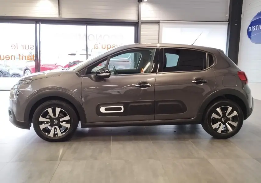 Profil côté gauche d'une Citroën C3 gris foncé 2024 avec jantes alliage diamantées et Airbump noir mat.