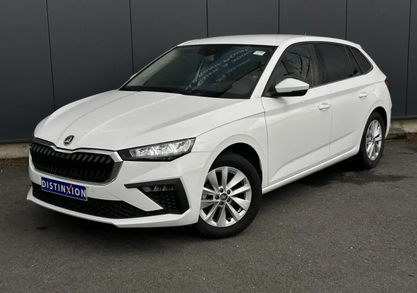 Vue 3/4 avant droite d'une Skoda Scala blanc Candy avec jantes alliage et vitres surteintées.