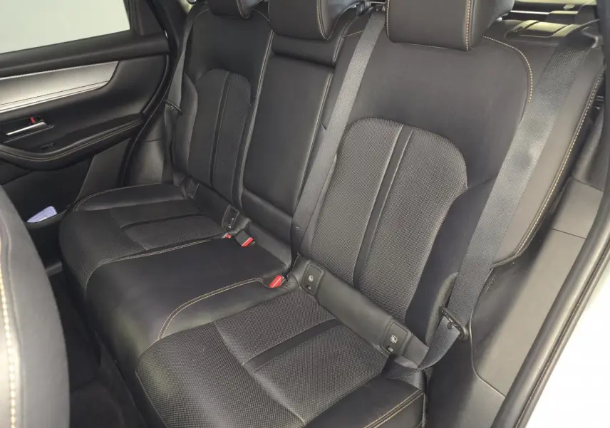 Vue intérieure côté droit des sièges arrière en cuir noir avec surpiqûres bronze du Mazda CX-60 gris 2023 Homura.