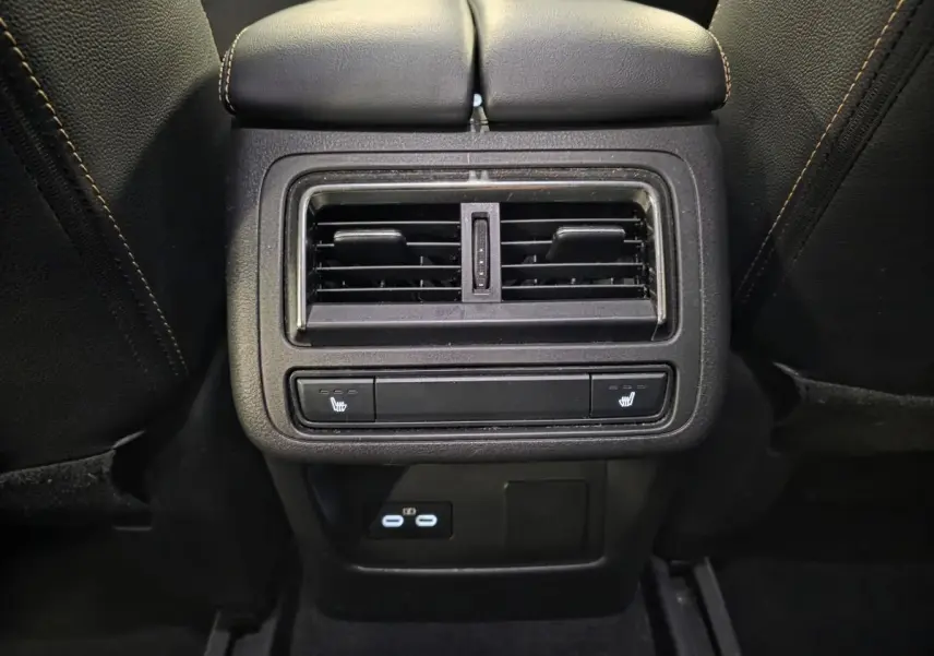 Vue rapprochée de la console arrière noire du Mazda CX-60 gris avec aérateurs, commandes de sièges chauffants et prises USB-C.