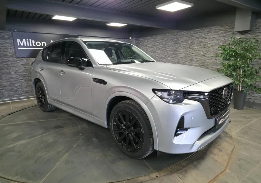 Vue 3/4 avant gauche du Mazda CX-60 gris Sonic Silver avec jantes alliage noires et calandre noire brillante.
