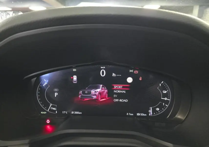 Tableau de bord numérique du Mazda CX-60 affichant les modes de conduite avec illustration du SUV gris en vue avant.