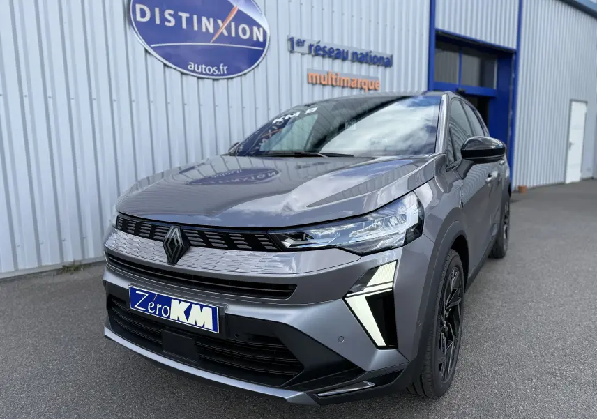 Vue 3/4 avant droite d’un Renault Symbioz gris Cassiopée métallisé avec signature lumineuse distinctive et jantes noires.
