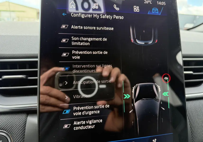Écran tactile central du Renault Symbioz gris cassiopée, affichant les options d’aide à la conduite en intérieur.