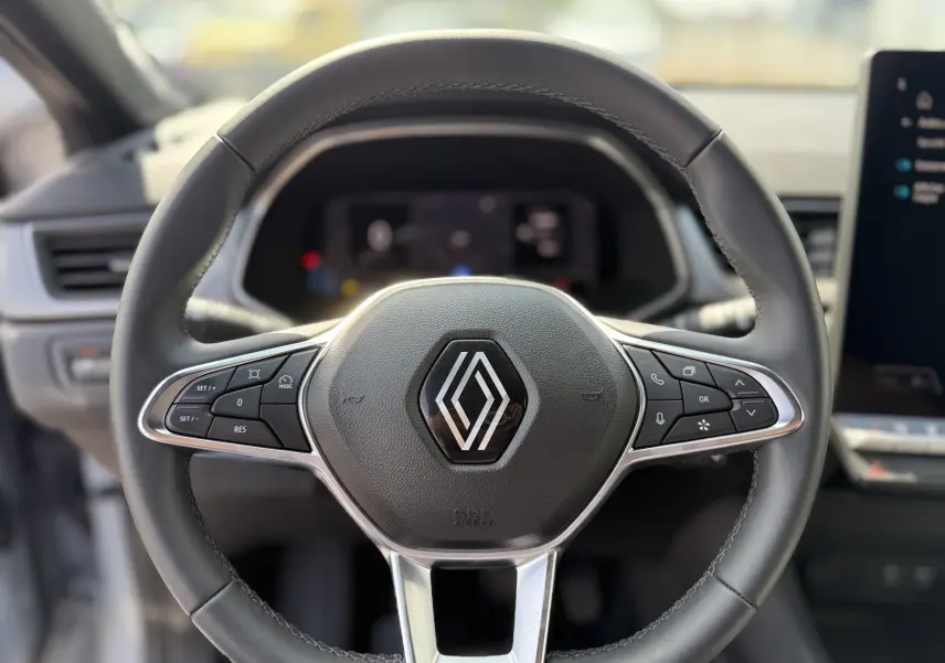Vue rapprochée du volant cuir noir avec commandes intégrées du Renault Captur 2025, version 1.0 TCe 90 CH TECHNO-25.
