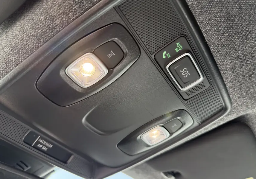 Vue intérieure du plafonnier du Renault Captur 2025 avec éclairage et bouton SOS éclairé.