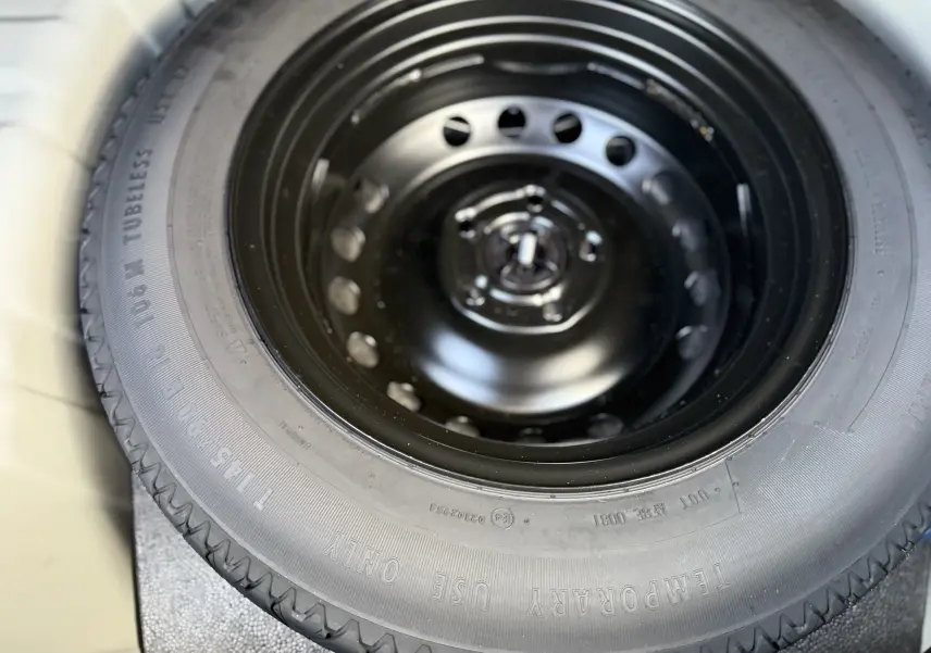 Gros plan sur la roue de secours noire en acier du Renault Captur 2025, détail du pneu tubeless temporaire.
