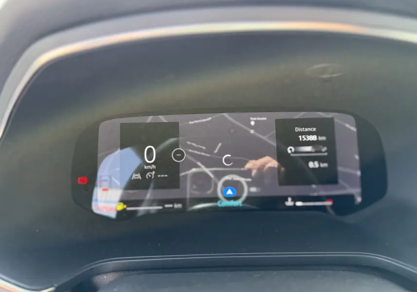 Affichage numérique du tableau de bord du Renault Captur 2025, avec navigation et informations de conduite visibles.