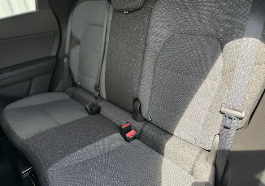 Vue rapprochée des sièges arrière gris du Renault Captur 2025 avec ceintures de sécurité visibles.