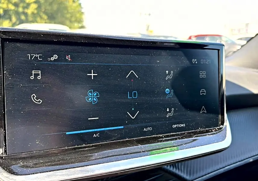 Écran tactile de la climatisation du Peugeot 2008 1.2 100 style, vue rapprochée de l'intérieur.
