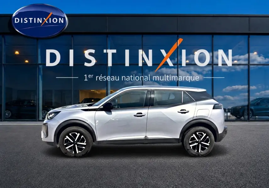 Peugeot 2008 gris en profil droit, avec toit noir contrasté et jantes noires à motifs argentés.