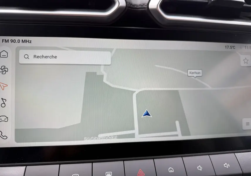Écran tactile central du MG ZS Pebble Black 2026 montrant la navigation GPS avec carte et commandes en bas.