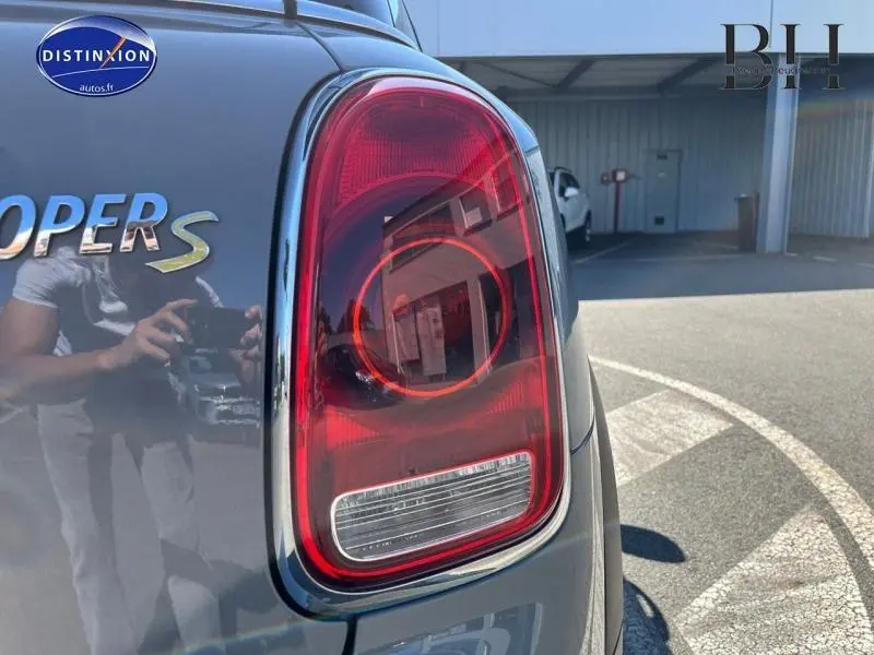 Gros plan sur le feu arrière droit d'une MINI Countryman Cooper SE Moonwalk Grey avec logo Cooper S visible.