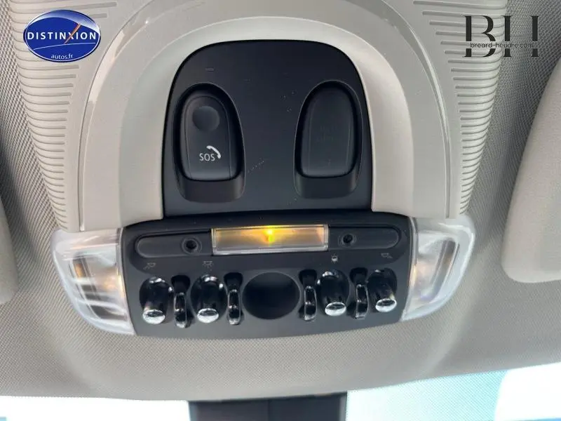 Vue en gros plan du panneau de commandes au plafond avec bouton SOS et éclairage intérieur de la MINI Countryman Moonwalk Grey