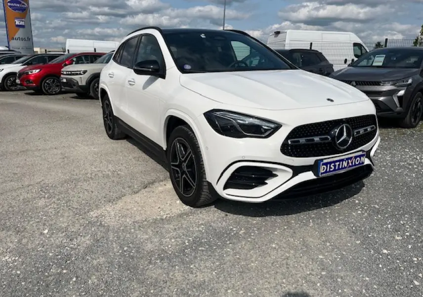 Mercedes GLA 250 e blanc en 3/4 avant droit avec calandre AMG noire et jantes alliage noires brillantes.