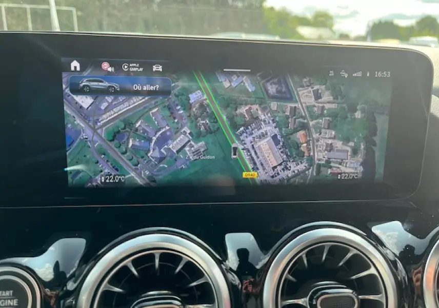 Écran de navigation du Mercedes GLA 250 e hybride 2024 montrant une carte satellite avec température à 22°C.