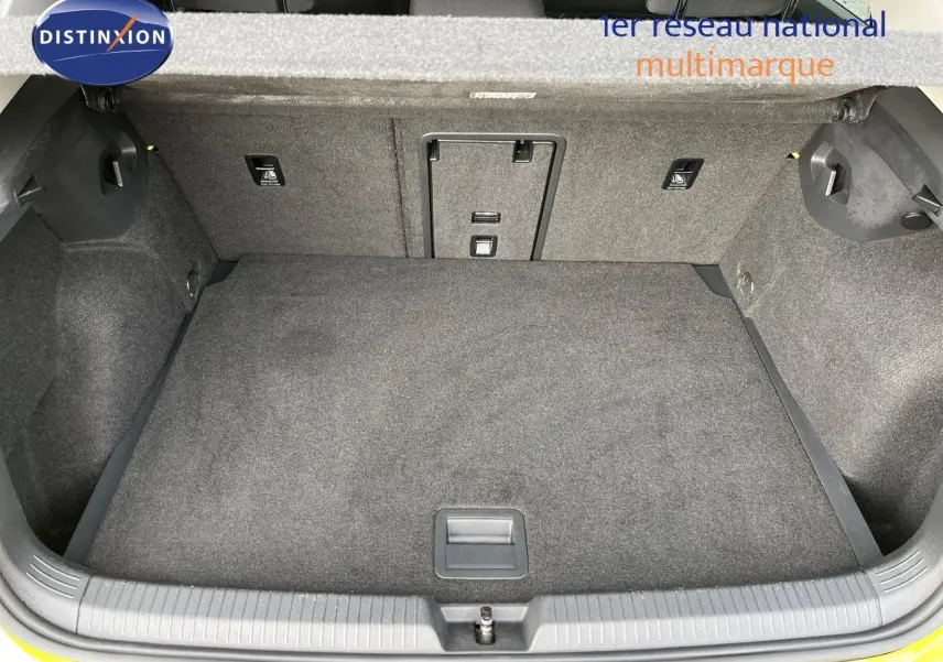Vue plongeante sur le coffre spacieux et propre d'une Volkswagen Golf jaune 1.5 eTSI 150CH DSG7 Style 2020.