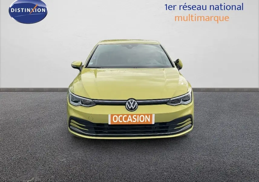 Volkswagen Golf 1.5 eTSI jaune vue de face avec calandre et phares LED distinctifs sur fond neutre.
