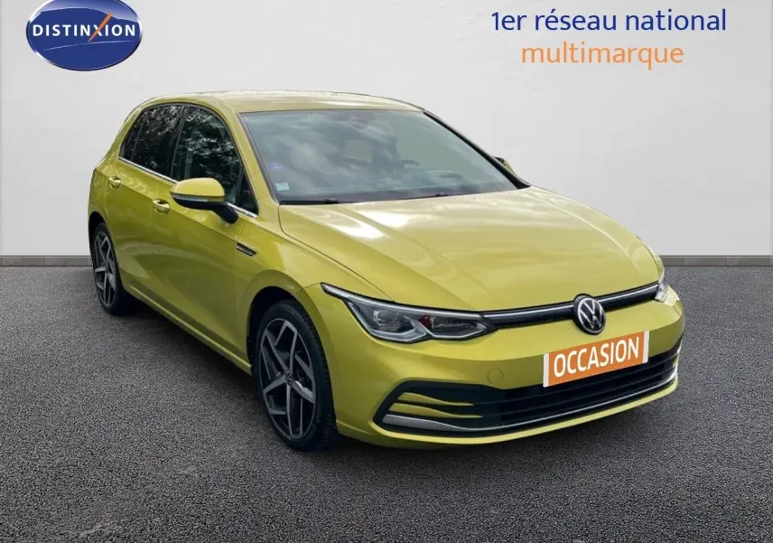 Volkswagen Golf 1.5 eTSI jaune vue 3/4 avant droit avec jantes alliage et phares LED allumés.