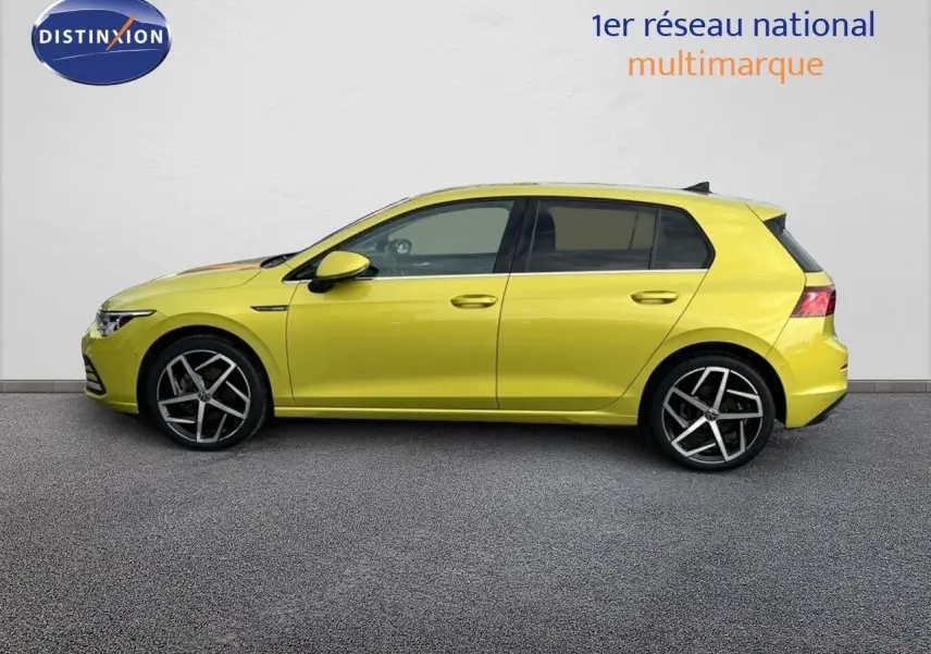 Profil côté gauche d'une Volkswagen Golf 1.5 eTSI jaune vif de 2020 avec jantes alliage et cinq portes.