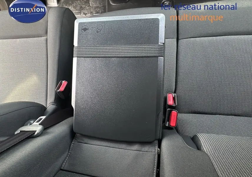 Détail de la banquette arrière avec tablette rabattable et ceintures rouges dans un Citroën Jumpy Fourgon gris titane.
