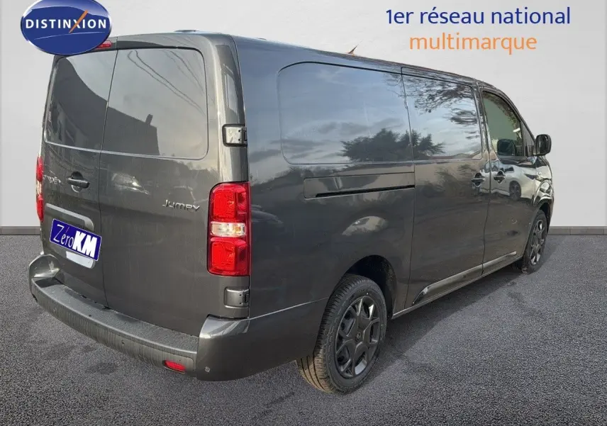 Vue 3/4 arrière droite du Citroën Jumpy Fourgon XL gris titane métal avec portes latérales et jantes noires.