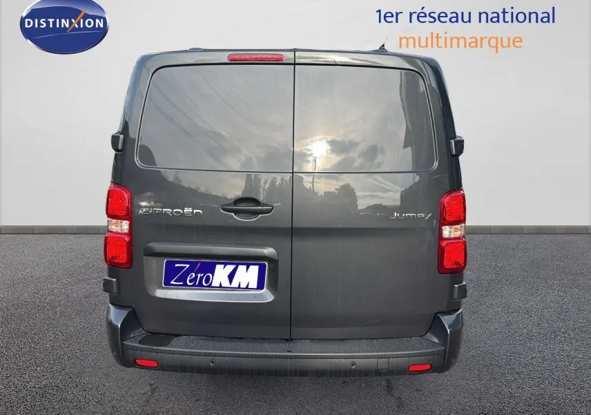 Vue arrière d'un Citroën Jumpy Fourgon XL gris titane métal 2025 avec portes battantes et feux rouges verticaux.