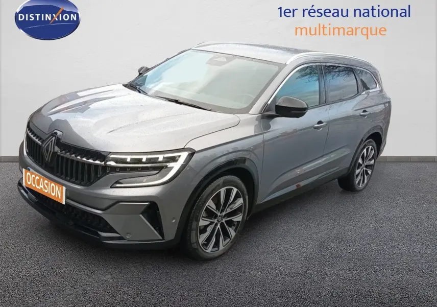 Renault Espace 2024 gris schiste métal en 3/4 avant droit, avec calandre distinctive et jantes alliage bicolores.
