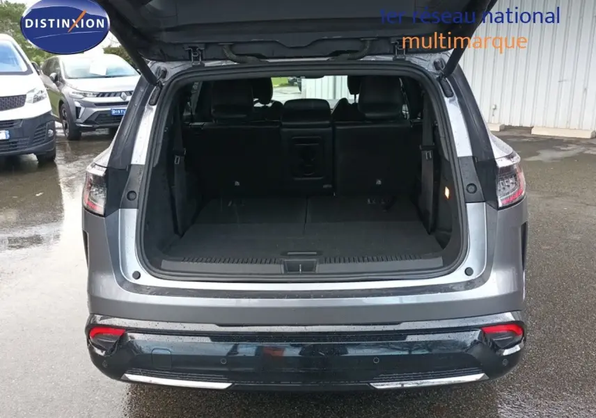 Vue arrière du Renault Espace gris schiste métal 2024 avec coffre ouvert montrant l'espace de chargement.