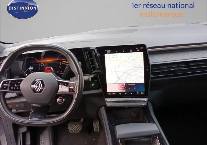 Vue intérieure du tableau de bord et volant de la Renault Espace VI E-Tech gris schiste avec écran tactile central vertical.