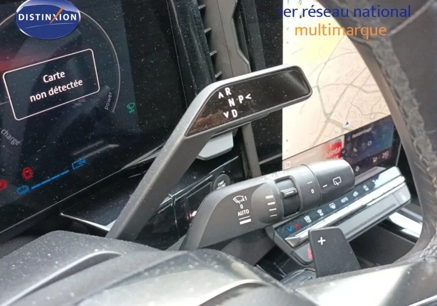 Gros plan sur la commande de boîte automatique et les commandes au volant du Renault Espace gris schiste 2024.