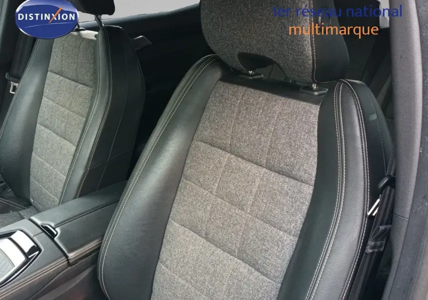 Gros plan sur les sièges avant en tissu gris et cuir noir du Renault Espace VI E-Tech 2024, intérieur moderne et soigné.