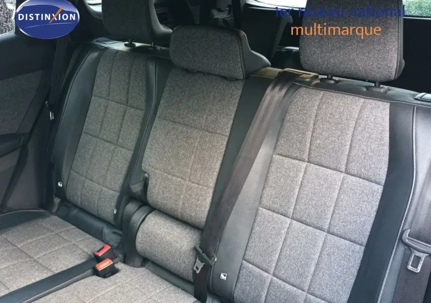 Vue intérieure sur la banquette arrière en tissu gris avec surpiqûres noires du Renault Espace VI hybride 2024.