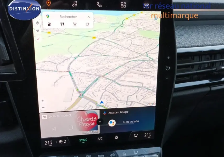 Vue intérieure centrée sur l'écran tactile du tableau de bord du Renault Espace gris schiste 2024, affichant la navigation GPS.