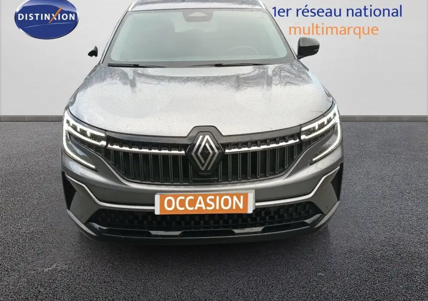 Vue frontale d'un Renault Espace gris schiste métallisé 2024 avec calandre marquée et feux LED allumés.
