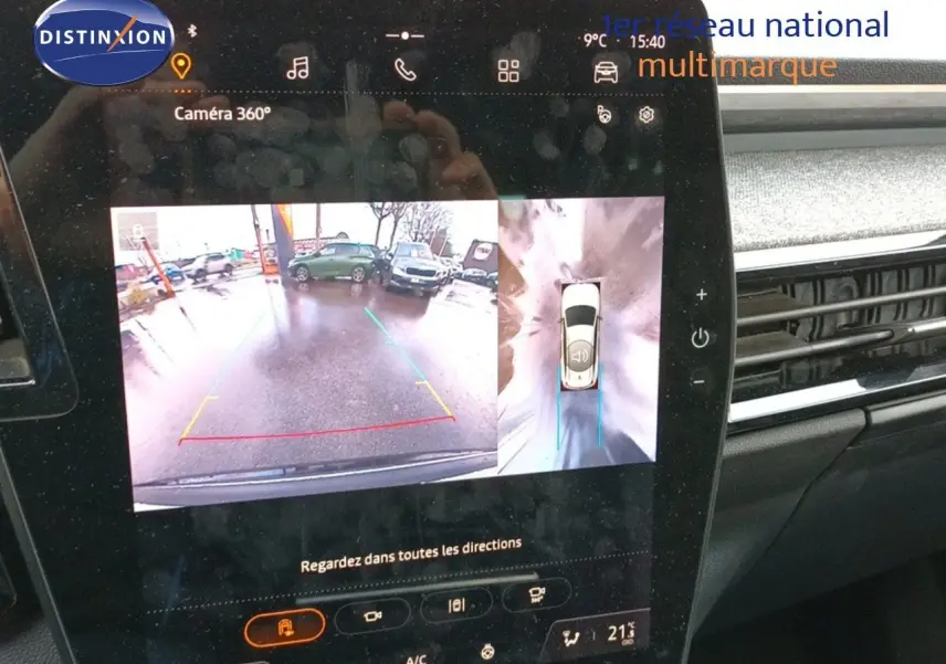Affichage de la caméra 360° sur écran tactile du tableau de bord du Renault Espace gris schiste, vue intérieure.
