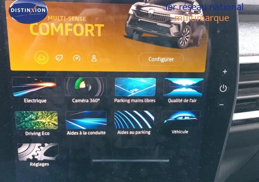 Écran tactile intérieur montrant les options de conduite et assistance du Renault Espace gris schiste, version hybride 2024.