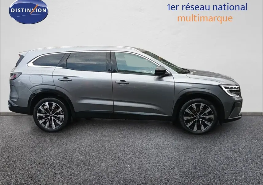 Profil droit d’un Renault Espace 2024 gris schiste métal, SUV hybride avec jantes alliage et lignes modernes.