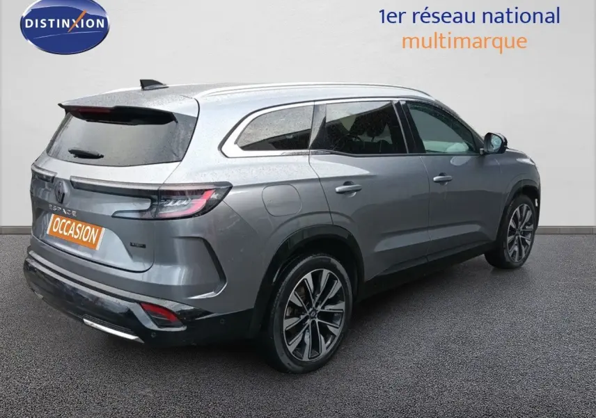 Renault Espace VI E-Tech gris schiste métal, vue 3/4 arrière droit, avec jantes alliage et feux LED distinctifs.