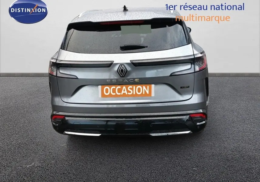 Vue arrière d'un Renault Espace 2024 gris schiste métal avec feux LED et logo central bien visibles.