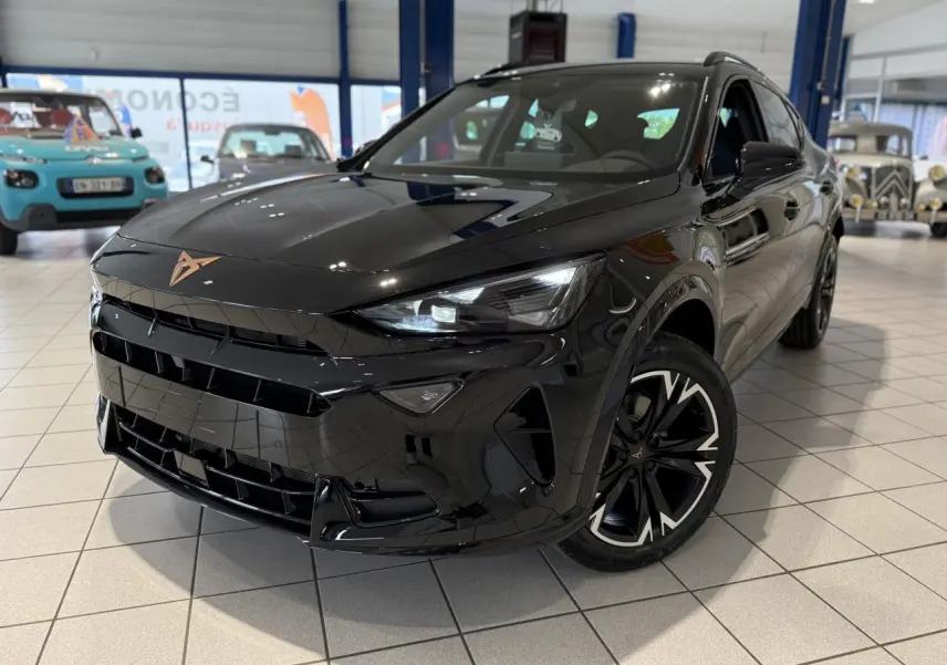 Vue 3/4 avant droite du CUPRA Formentor noir Night avec jantes alliage 18'' et logo cuivré sur le capot.