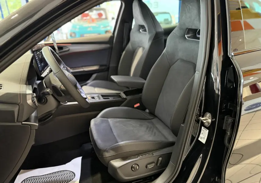 Vue intérieure côté conducteur de la CUPRA Formentor noir Night, sièges baquets cuir et alcantara avec surpiqûres cuivrées.