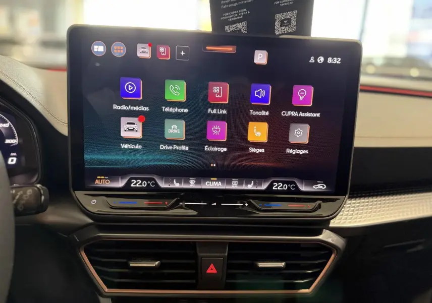 Écran tactile central du tableau de bord du CUPRA Formentor 2.0 TDI noir, avec commandes climatisation et multimédia visibles.