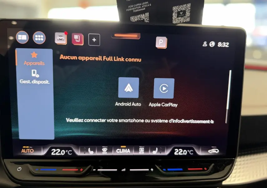 Écran tactile central du système d'infodivertissement de la CUPRA Formentor noir, affichant Android Auto et Apple CarPlay.